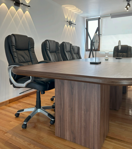 Oficina a medida en Toluca con escritorio, librero e iluminación